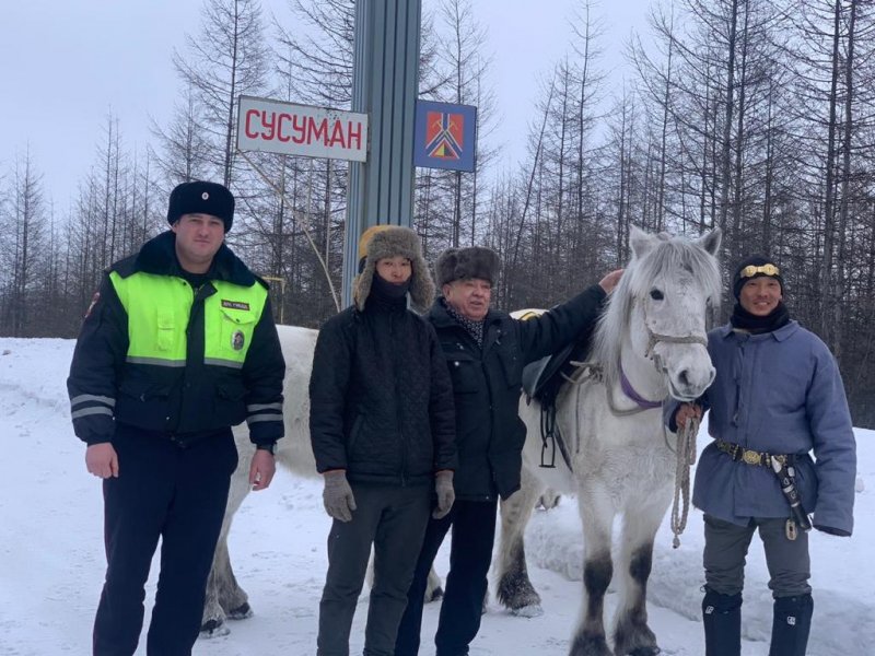 На Колыме полицейские сопровождали в населенных пунктах участника экстремальной конной экспедиции